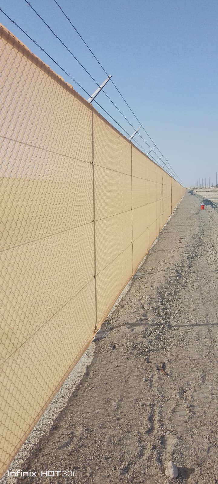 سياج طويل بساتر